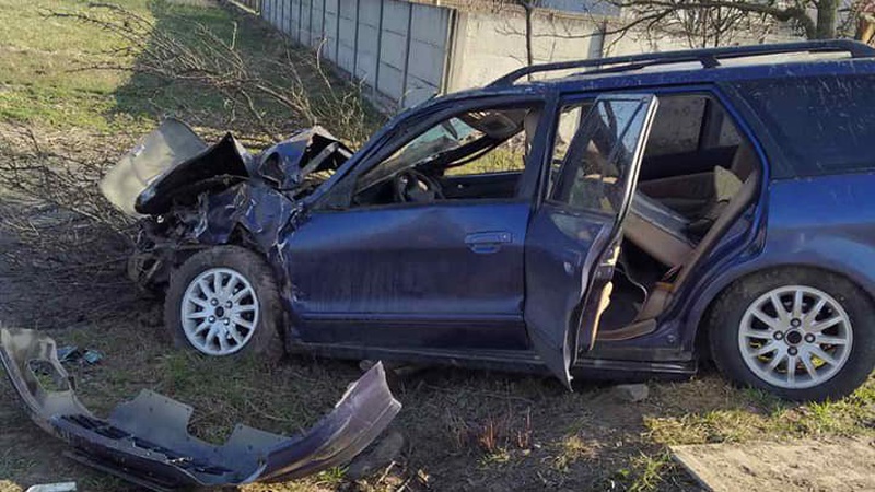 На об’їзній Луцька легковик злетів з дороги і врізався в дерево
