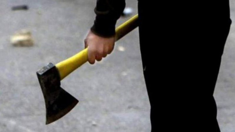 На Волині чоловік ледве не зарубав сокирою коханця дружини. ФОТО