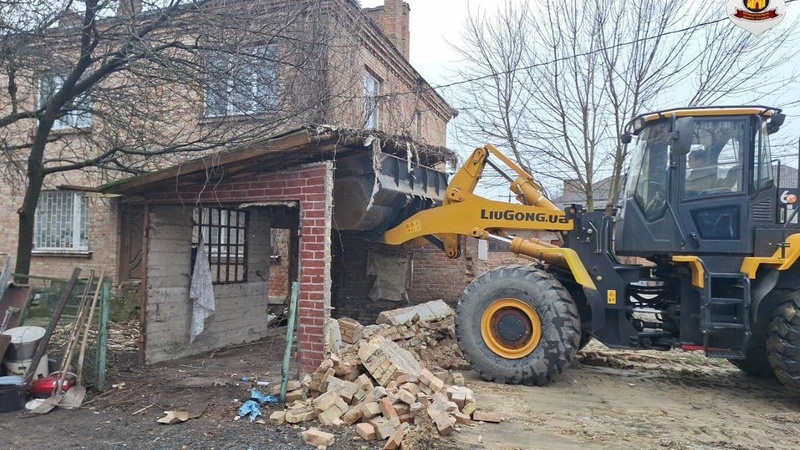 Луцькі муніципали демонтували незаконну споруду на одній з вулиць міста