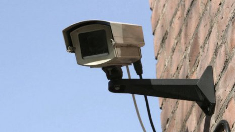 «Усвідомив свій вчинок»: хуліган, який крутив камери на зупинках у Луцьку, «здався» муніципалам