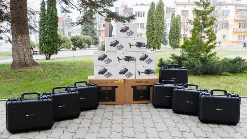 З Луцька на фронт відправили квадрокоптери та зарядні станції. ФОТО