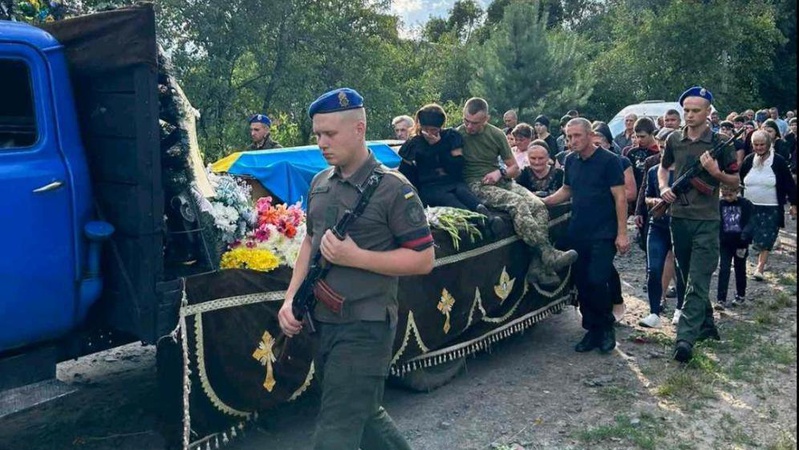 Дядько - загинув, а брат служить в ЗСУ: у Рожищенській громаді попрощалися з 21-річним Героєм Дмитром Швецем