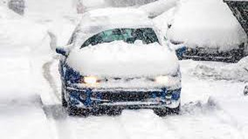 На Волині сніг упав з даху і розбив лобове скло автомобіля