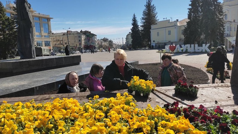 У Луцьку висадили півтори тисячі квітів