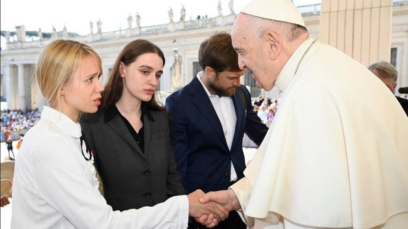 Задля порятунку бійців «Азова» їхні дружини зустрілися з Папою Римським