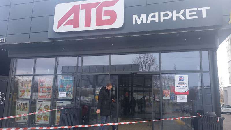 Луцький супермаркет, де розлили ртуть, досі не працює