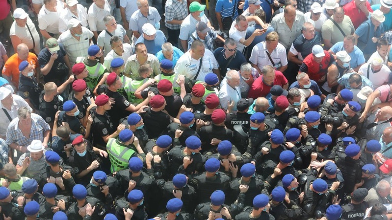 Сотні пенсіонерів МВС побилися з правоохоронцями під Верховною Радою. ФОТО. ВІДЕО