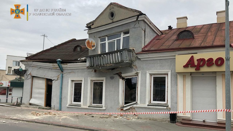 У Володимирі старий будинок почав розвалюватися на очах: людей евакуювали. ФОТО