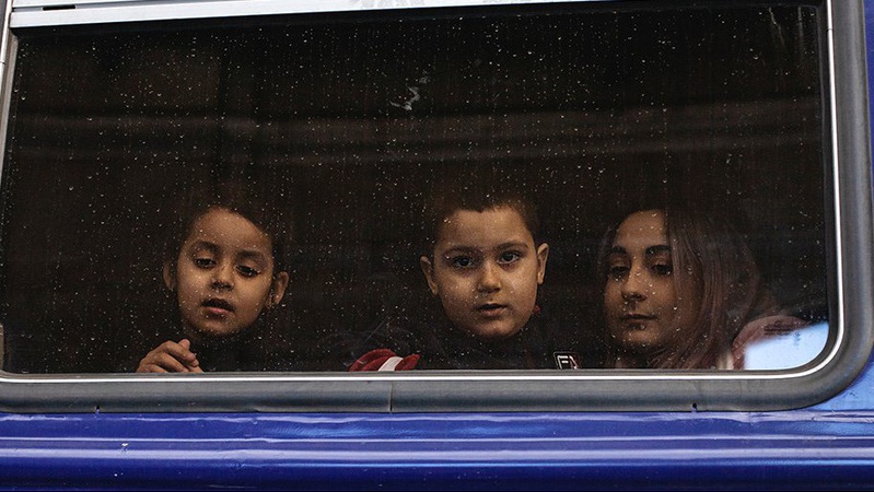 Кабмін схвалив примусову евакуацію дітей із зони бойових дій