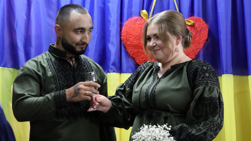 Кохати завжди на часі: на Волині побралася пара військових