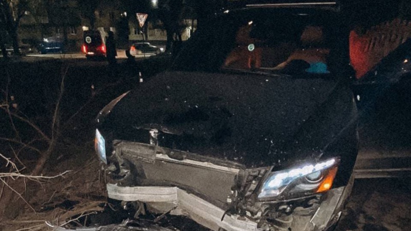 У Луцьку п’яний водій наїхав на дерево