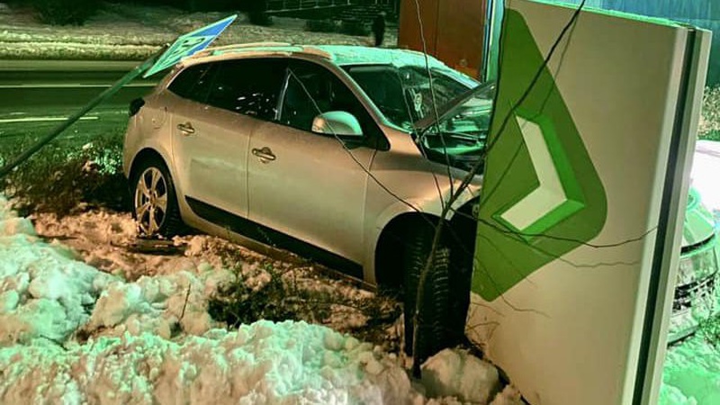 ДТП у Луцьку: водій Renault влетів у дорожні знаки