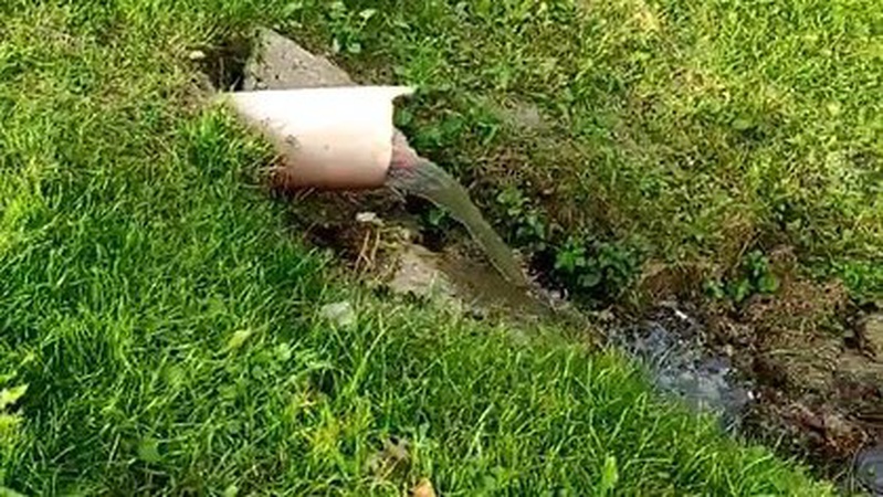 У центрі Луцька фекалії зливають у Сапалаївку. ВІДЕО