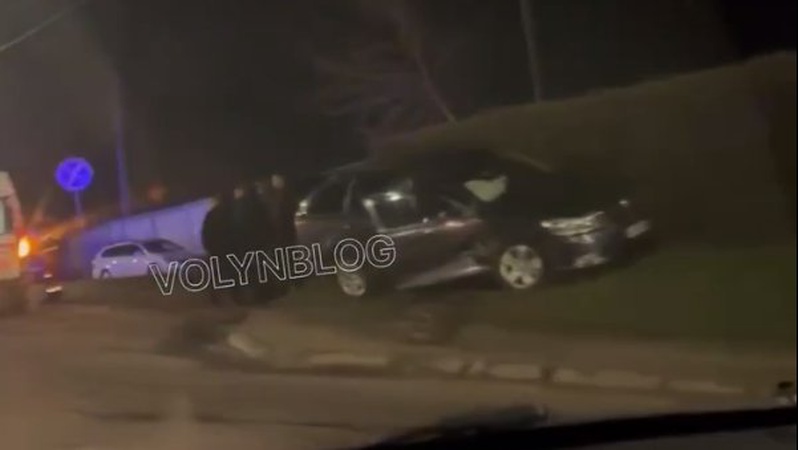 ДТП у Луцьку: на перехресті Дубнівської та Глушець зіткнулися два авто, є постраждалі
