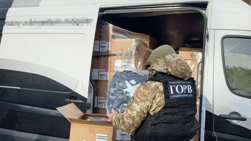 На Волинь намагались незаконно ввезти брендовий одяг під виглядом гуманітарки