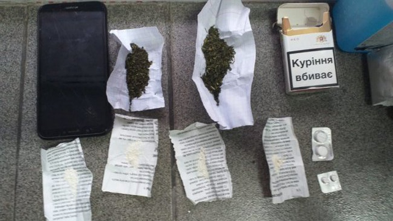 Викрили працівника Луцького СІЗО, який проносив у заборонену зону психотропи