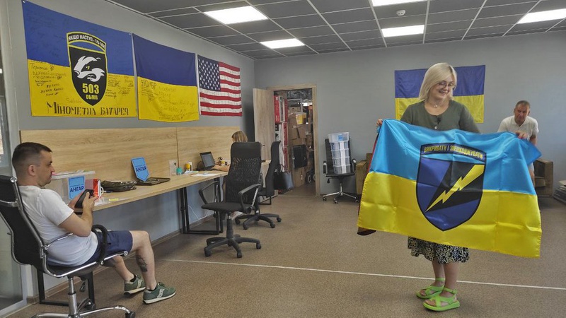 Пів сотні прапорів із подяками від бійців зібрали волинські волонтери штабу «Ангар»