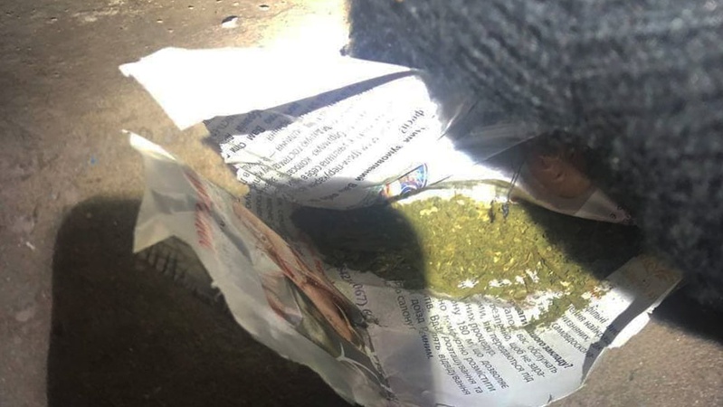 У Луцьку місцеві жителі здали поліції чоловіка «під кайфом» з наркотиками