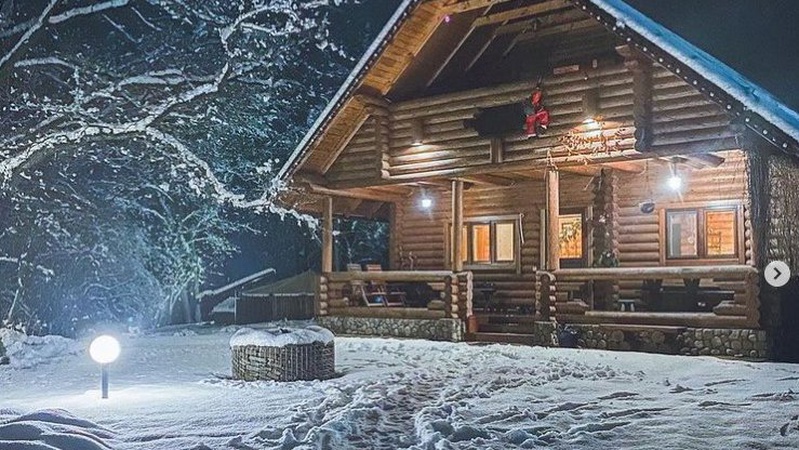 Один з найпопулярніших курортних котеджів у Буковелі «розводить» на гроші українців. ВІДЕО