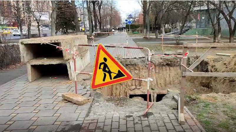 У Луцьку комунальники знищили бруківку, викопавши два котловани