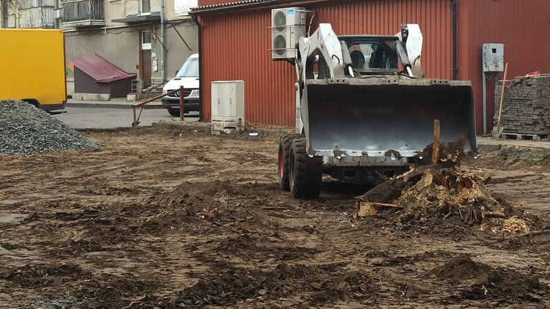 Знищили сквер під будинком заради парковки в Луцьку