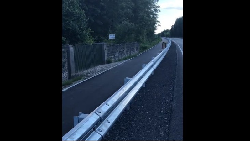 На Волині дорожники перекрили людям виїзд з двору відбійником. ВІДЕО