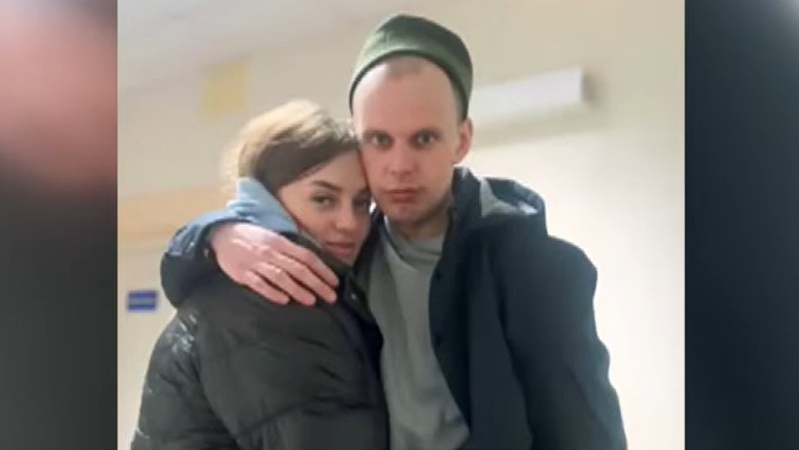 Прикордонниця з Волині зустрілася з коханим, якого звільнили з російського полону