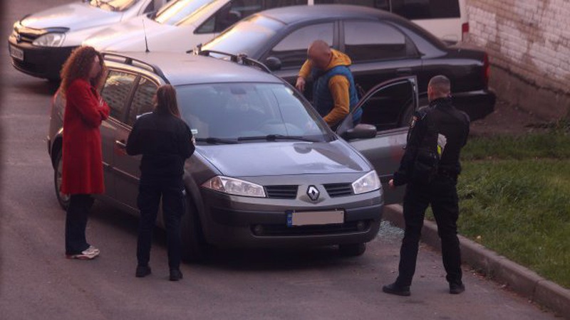 У Луцьку обікрали автівку, розбивши водійське скло