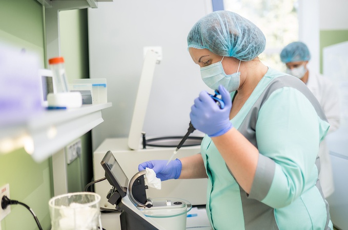 Майже 150 тисяч українців хворіють на коронавірус