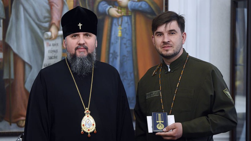 Епіфаній нагородив капелана луцьких гвардійців. ФОТО