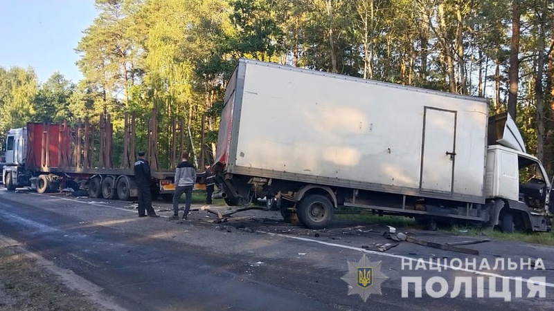 На Волині на автотрасі зіткнулися дві фури. ФОТО