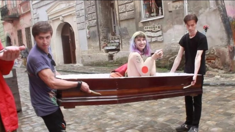 Центром Львова хлопці носили в труні голу дівчину. ВІДЕО 18+