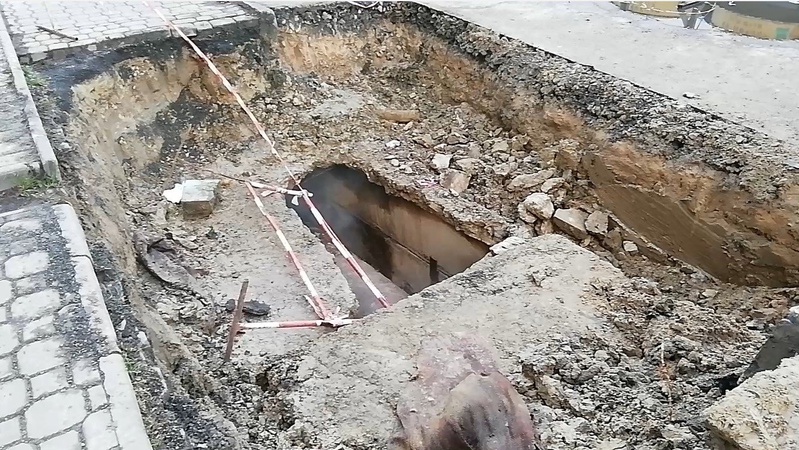 Розкопали і покинули на два дні: на Кравчука в Луцьку порив тепломережі. ВІДЕО