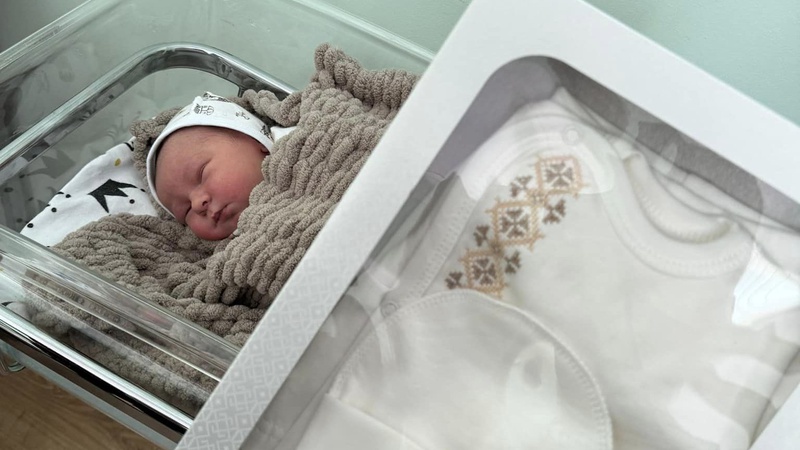 Новонародженим волинянам подарували перші вишиванки