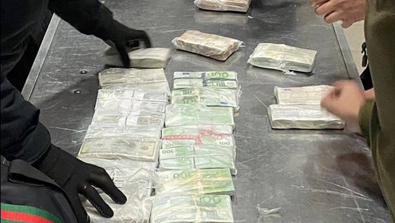 Українка з паспортом РФ хотіла вивезти у Польщу сотні тисяч доларів і євро