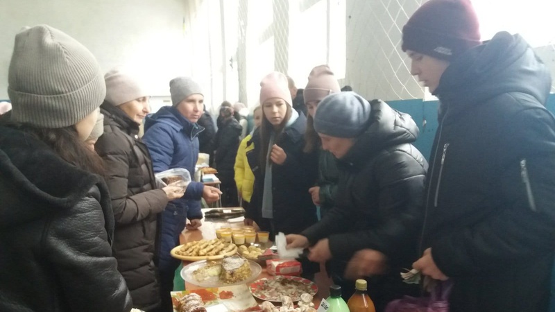 У сільській школі на Волині ярмаркували, аби допомогти пораненому землякові