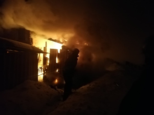 Вночі у волинянин спалахнула літня кухня. ВІДЕО