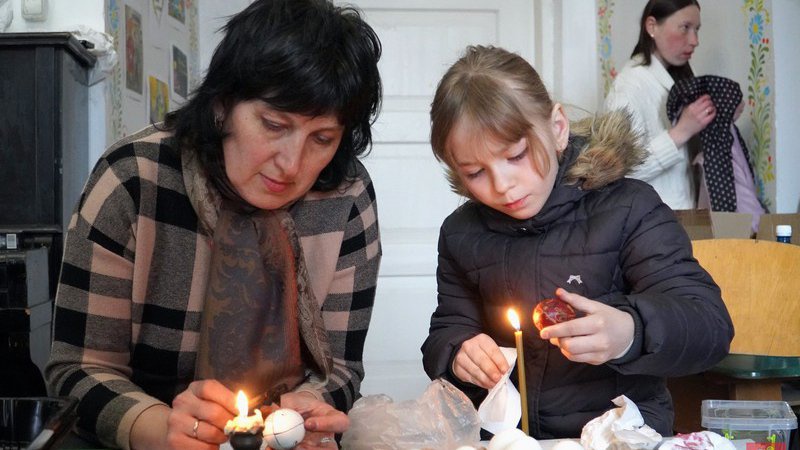 Діти з Волині розписують писанки для військовослужбовців