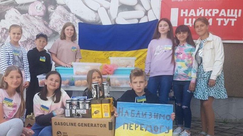 На Волині діти продають пончики та плетуть браслети: збирають кошти українським воїнам