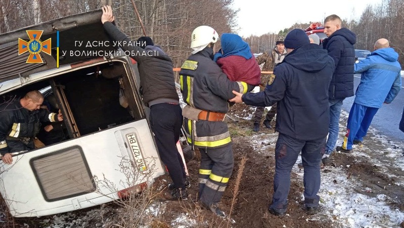 З деформованого після ДТП мікроавтобуса волинські рятувальники «вирізали» пасажирів