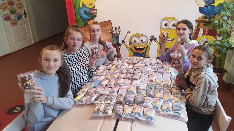 Юні волиняни виготовляють гарячі бляшанки та вітамінні бомби для військових