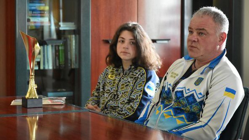 13-річному Кирилу Коцагу, який на змаганнях з пауерліфтингу встановив три рекорди, вручили сертифікат на 10 тисяч гривень. ФОТО