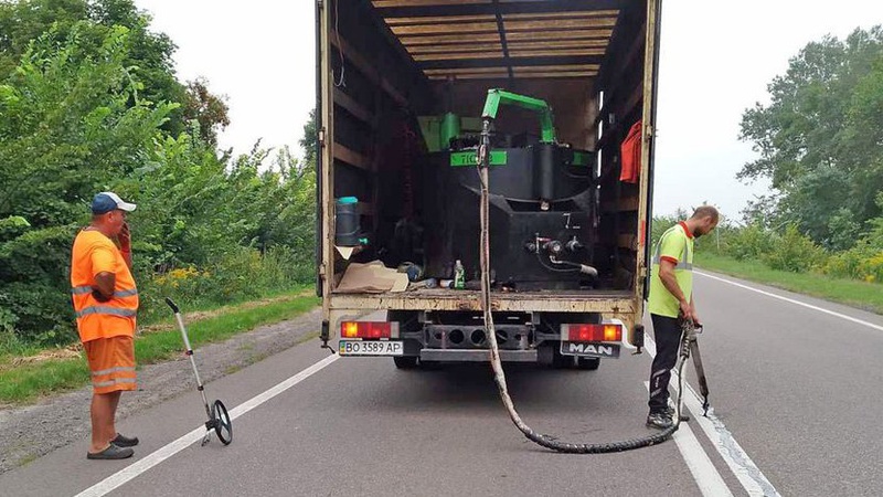 Волинські дорожники герметизують тріщини на трьох автошляхах
