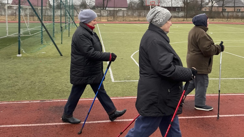 Жительки райцентру на Волині організували групу здоров’я зі скандинавської ходьби