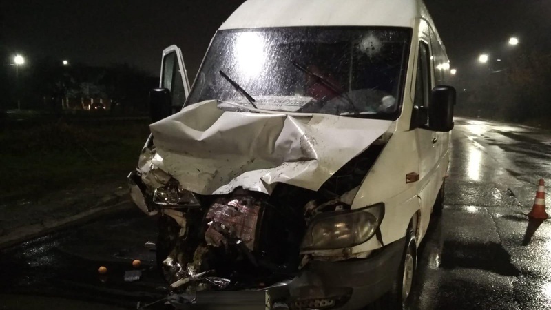 У Луцьку Mercedes зіткнувся з міжміською маршруткою: є травмовані