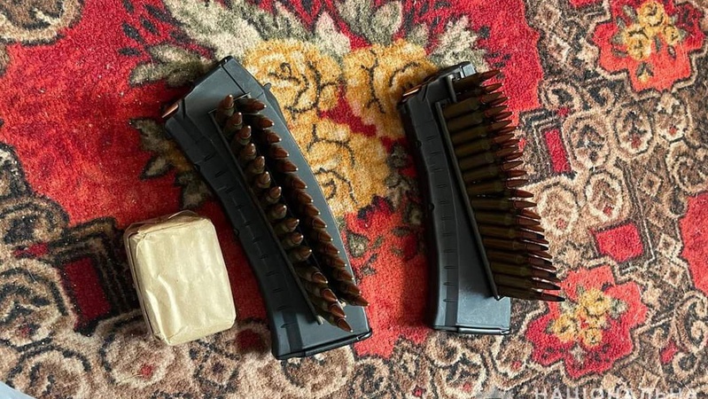 У волинянина під час обшуку виявили боєприпаси та холодну зброю