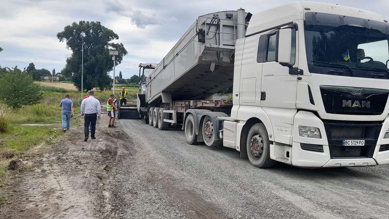 У Луцькому районі взялися за ремонт проблемної дороги