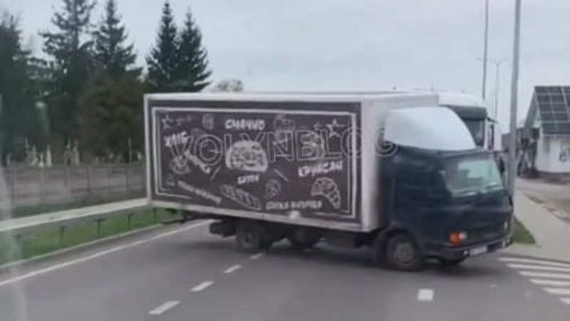 Вантажівка не пропустила хлібовоз: у селищі на Волині - ДТП
