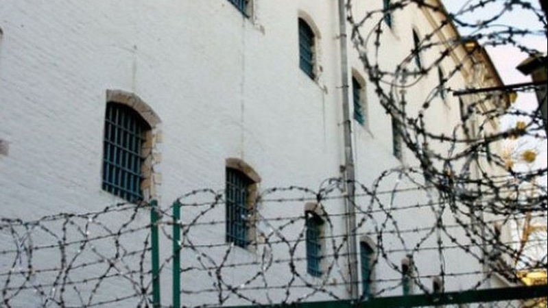 У Луцькому СІЗО на простирадлі повісилась жінка