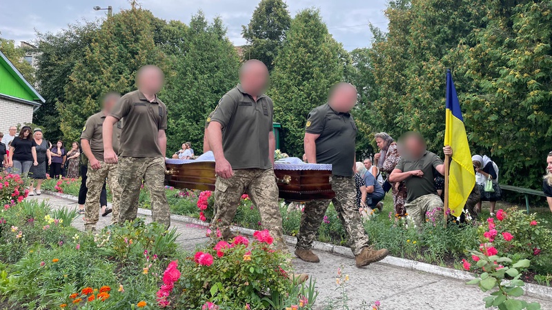 Нововолинська громада попрощалися із військовим Богданом Павловим